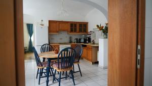 a kitchen with a table and chairs and a refrigerator at Gwuni's Farm in Geithain