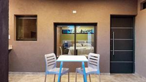 a dining room with a table and chairs at Acacias Mina Clavero in Mina Clavero