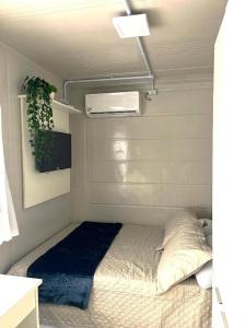 a small bedroom with a bed in a room at Estudio Vila dos Pescadores in São Francisco do Sul