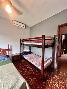 a bedroom with two bunk beds in a room at Qué onda! in Ubatuba