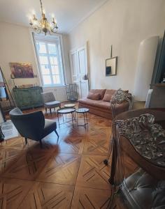 a living room with a couch and a table at Le Royal Dijonnais - Centre Ville in Dijon
