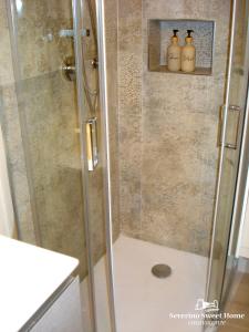 a shower with two bottles on a shelf in a bathroom at Severino Sweet Home Casa Vacanze in Mercato San Severino