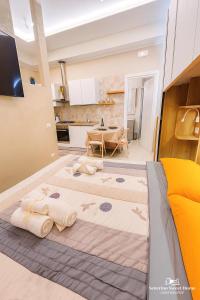 a large bed in a room with a kitchen at Severino Sweet Home Casa Vacanze in Mercato San Severino
