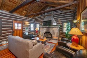 a living room with a couch and a fireplace at Tolson Cabin by Railey Vacations in Oakland