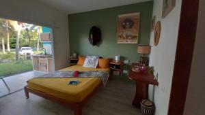 a small bedroom with a bed and a table at Studio tout confort - Hameka in Grand-Bourg