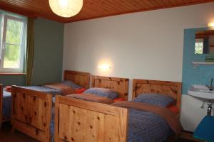 a bedroom with four beds and a sink in a room at Pension Fernsicht in Außerteuchen