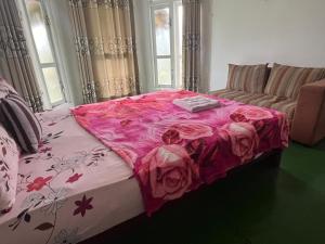 a bedroom with a bed with a pink blanket on it at Sisila villa ella in Ella