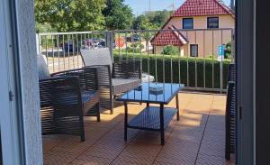 a patio with a table and chairs on a balcony at Ferienwohnung Klabautermann in Zinnowitz