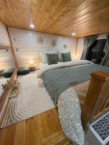 a bedroom with two beds in a boat at Tiny House Beija-Flor in Challex