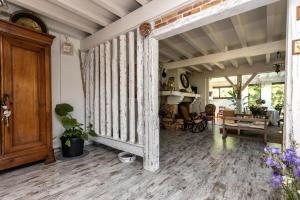 a living room with a hallway with a wooden door at Maison humanesens in Léon