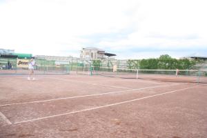 Tennis ja/või seinatennis majutusasutuses Cross Health Spa Center või selle läheduses