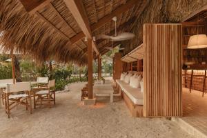 ein Ferienresort mit Bett, Tischen und Stühlen in der Unterkunft Hotel Fermata in Playa Santa Teresa