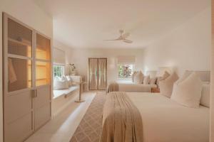 ein weißes Schlafzimmer mit einem Bett und einer Couch in der Unterkunft Hotel Fermata in Playa Santa Teresa + 33 Fotos