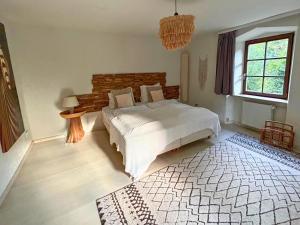 ein Schlafzimmer mit einem großen Bett und einem Fenster in der Unterkunft Manderscheid in Manderscheid