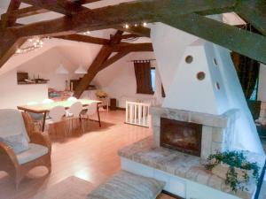 ein Wohnzimmer mit Kamin, Tisch und Stühlen in der Unterkunft Manderscheid in Manderscheid + 23 Fotos