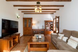 a living room with a couch and a tv at Villa Europa in Nazaret