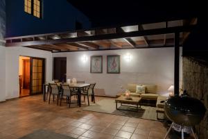 a living room with a table and a couch at Villa Europa in Nazaret