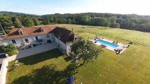 an aerial view of a large house with a swimming pool at La Résidence Périgourdine Meublé Tourisme 5 étoiles Luxe in Anlhiac