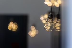 a group of light bulbs hanging from a ceiling at L'Évolution, 1 suite et jardin privé in Vesoul