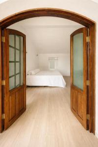 a bedroom with a bed and an open door at Refúgio em Atibaia in Atibaia +35 photos