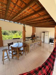a kitchen and dining room with a table and chairs at Refúgio em Atibaia in Atibaia