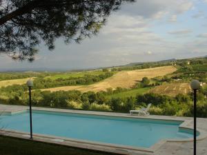 a swimming pool with a view of a field at Le Ginestre Arte Vacanze in Chianciano Terme