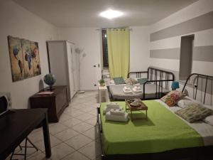 a living room with a bed and a couch at San Antonio 50 CA del MOETTO in Riomaggiore