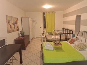 a living room with a bed and a table at San Antonio 50 CA del MOETTO in Riomaggiore