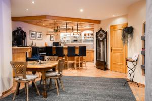 a dining room and kitchen with a table and chairs at Hotel Garni Alpenhof in Ischgl