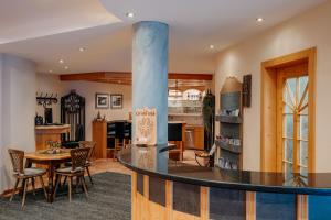 a living room and kitchen with a table and chairs at Hotel Garni Alpenhof in Ischgl