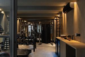a room with a gym with lots of equipment at Íz Hotel Conceito in Goiânia