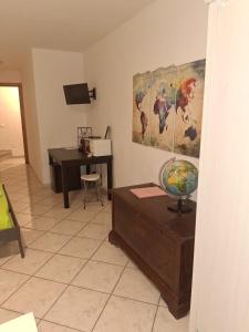 a room with a desk and a globe on a table at San Antonio 50 CA del MOETTO in Riomaggiore