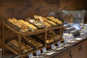 eine Bäckerei mit verschiedenen Brotsorten und Gebäck in der Unterkunft Manaíra Hotel in João Pessoa