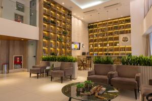 Eine Hotellobby mit Stühlen und einem Tisch in der Unterkunft Manaíra Hotel in João Pessoa