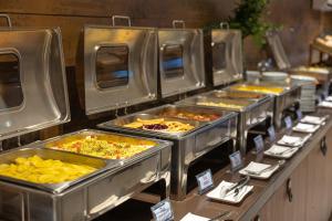 ein Buffet mit vielen verschiedenen Speisen in der Unterkunft Manaíra Hotel in João Pessoa + 50 Fotos