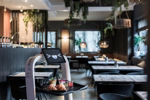 een restaurant met een tafel waarop een iPad staat bij Alpstay - Smart Hotel Saslong in Santa Cristina in Val Gardena