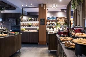 een bakkerij met een buffet vol uitgestald eten bij Alpstay - Smart Hotel Saslong in Santa Cristina in Val Gardena +44 foto's