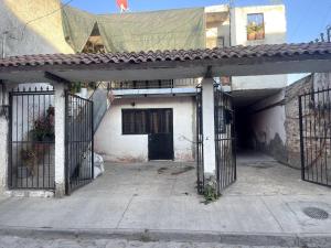 an entrance to a building with gates and a garage at Departamento Central Camionera in Guadalajara