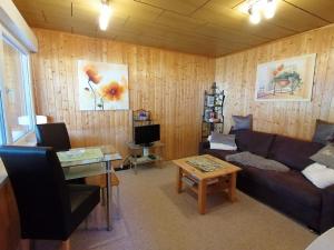 a living room with a couch and a table at Bungalow am Ferchesarer See in Ferchesar