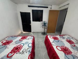 a bedroom with a bed with a red and white blanket at Departamento Central Camionera in Guadalajara