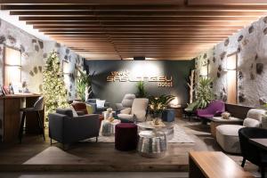 Een hotellobby met stoelen en tafels. bij Alpstay - Smart Hotel Saslong in Santa Cristina in Val Gardena