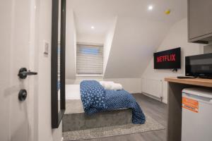 a small room with a bed and a kitchen at Seamflow Homes - Folkestone, near Eurotunnel - Channel Tunnel in Folkestone