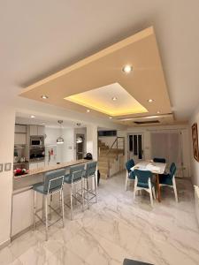 a kitchen and dining room with a table and chairs at Jardines del Liceo in Comodoro Rivadavia