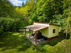 an overhead view of a small cabin in the woods at Vízfő Kabin in Sály