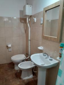 a bathroom with a toilet and a sink at Alojamiento - Apart Hotel Libres - Hospedaje in Paso de los Libres +39 photos