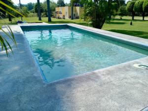 a swimming pool with clear blue water at Villas el Paraíso, El Rollo in Tlaquiltenango