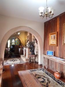 a living room with a stone fireplace and an archway at Casa da Kau in Ouro Preto