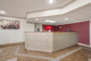 a waiting room with a counter in a restaurant at Red Roof Inn College Station in College Station