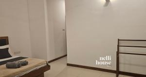 a bedroom with a bed and a wall with the words kill house at nelli house in Galle