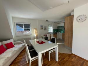 a living room with a white table and a couch at Ferienwohnung Jehsner in Gries